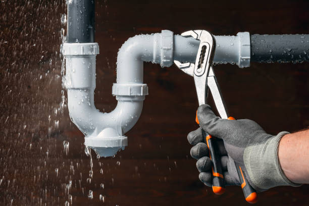 Professional Gas Line Repair technician working in Avalon, TX
